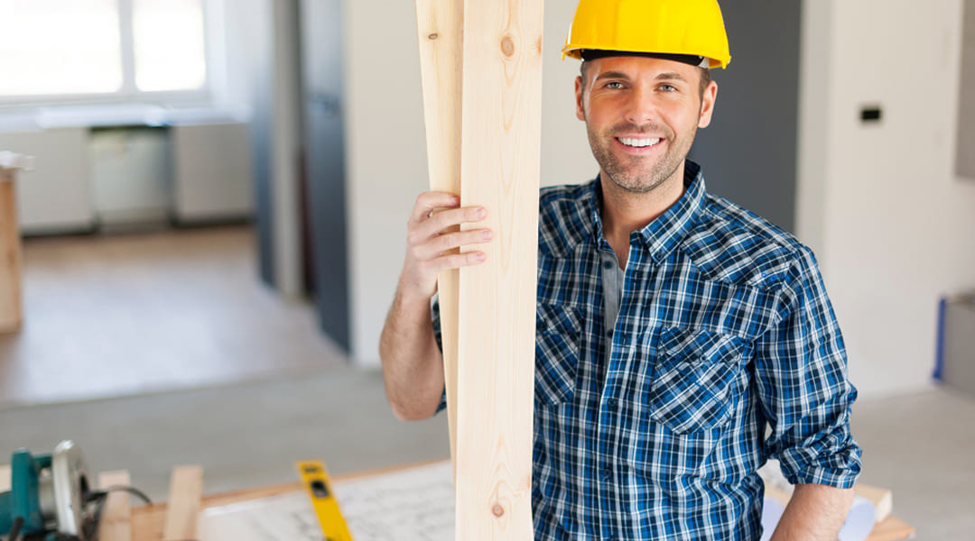 Artisan spécialisé appliquant un enduit lors de travaux de rénovation commerciale à Montréal