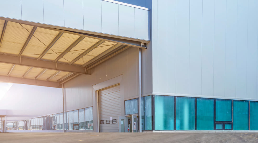 Façade d'un bâtiment commercial moderne au Québec après rénovation complète